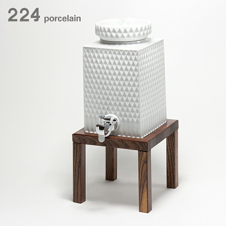 ■商品名：224porcelain　焼酎サーバー ダイヤ彫 ■管理番号：PCLN-shochuserver ■サイズ（約）：120×120×H220mm（台座サイズ170×170×H152mm） ■容量（約）：2.0L ■材質：磁器 ■ブランド名：224porcelain（224ポーセリン） ■生産国：日本（佐賀県） ■ご注意： ※磁器の特性上、若干のゆがみや黒い粒状の点が出る事がありますがあらかじめそれぞれの商品の特性としてお楽しみ下さい。※本製品は磁器製のため強い衝撃によって破損する恐れがありますので取り扱いにはご注意下さい。 ※コルク・コルク栓は付属しておりません。 ※商品の色はモニターの具合で実物と若干異なる場合がございます。予めご了承下さい。 ※デザイン、仕様等につきましては、予告なく変更する場合がございます。予めご了承下さい。 ※ご注文後にメーカーへ在庫確認をさせていただきますため、万が一、メーカー都合により商品がご用意できない場合は、改めてご連絡差し上げます。誠に恐れ入りますがご了承くださいますよう、お願い申し上げます。 ※　メーカー直送商品について　※ こちらはメーカーから直接商品を発送いたします。 ※代引き払い、ラッピング、他商品との同梱はできません。 ※基本的にご注文確定後のキャンセルは一切お受付出来ません。万が一、商品発送後にキャンセルとなった場合は、実費送料をご負担頂きますこと、予めご了承下さい。224porcelain　焼酎サーバー ダイヤ彫 美しい白磁の肥前吉田焼。陶器製のドリンクディスペンサー 224porcelain（224ポーセリン） お茶所として、また日本でも有数の温泉地としても有名な佐賀県嬉野市で作られる陶磁器・肥前吉田焼。「224」はその小さな産地・肥前吉田に生まれた磁器のブランドです。224 では、長い歴史とその中で培ってきた技術を下地としながらも、これまでの価値観にとらわれることなく、他にはない新しいものづくりにチャレンジをしていきたいと考えております。永い歴史の中で磨かれてきた技術と様式にとらわれない自由なモノ造り。そして、その中で生まれる新しい”肥前吉田の様式” を皆さまへお届けしていければと願っています。 美しい白磁の肥前吉田焼。陶器製のドリンクディスペンサー 深く彫られた文様のシャープさは、見る角度、光の当り具合によって表情を変え印象を変えます。白磁の凛とした佇まいが心を落ち着かせてくれます。 日本酒・焼酎サーバー　取り扱い商品一覧 ■検索用キーワード：プチギフト おもたせ 贈答品 返礼品 お返し サプライズ 記念日 誕プレ 誕生日プレゼント クリスマスプレゼント お中元 お歳暮 暑中見舞い 残暑見舞い 寒中見舞い 余寒見舞い 進級祝い 進学祝い 入学祝い 卒業祝い 成人祝い 成人式 入籍祝い 新築祝い 内祝い 引き出物 引っ越し祝い 引越し祝い 引越祝い 転居祝い 入社祝い 就職祝い 転職祝い 昇進祝い 就任祝い 退職祝い 送別 開店祝い 開業祝い 開院祝い 移転祝い 出店祝い 新店祝い 周年祝い オープン祝い 大学生 社会人 敬老の日 定年祝い 還暦祝い 友人 友達 友だち 彼女 妻 母親 彼氏 夫 父親 10代 20代 30代 40代 50代 60代 70代 陶器 セラミック 肥前吉田焼 ポーセリン シンプル おしゃれ お洒落 SNS映え インスタ映え 陶製 日本酒 焼酎 ドリンク ディスペンサー ドリンクジャー ドリンクバー ドリンクサーバー ウォーターサーバー