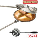 ■商品名：Toas-Tite Tidbit Pie Iron ホットサンドメーカー ■サイズ（約）：Φ120×D40×W395mm（ハンドル：230mm） ■重量（約）：440g ■材質：プレート：アルミ鋳造、ロッド：スチール、ハンドル：木 ■対応熱源：直火、ガスコンロ ■ブランド名：Toas-Tite(トースタイト) ■生産国：アメリカ ■管理番号：DTL-3574T ■ご注意： ※製造工程上多少のスレや傷が見られる場合がございますが、製品不具合ではございませんので予めご了承ください。※IHには対応していません ※商品の色はモニターの具合で実物と若干異なる場合がございます。予めご了承下さい。 ※デザイン、仕様等につきましては、予告なく変更する場合がございます。予めご了承下さい。 ※複数店舗を運営しておりますため、ご注文の入れ違い等で欠品などになってしまう場合がございます。万が一、発送が遅れる場合は、ご注文受付当日中にご案内差し上げます。誠に恐れ入りますがご了承くださいますよう、お願い申し上げます。 ※ご予約・お取り寄せ商品は、ご注文受付後にお客様ご注文分としてメーカーへ発注を致します為、基本的にキャンセルやご返品はお受けできません。Toas-Tite Tidbit Pie Iron ホットサンドメーカー 1、2分で様々なレシピのホットサンドが作れる！ 1、2分で様々なレシピのホットサンドが作れる！ 熱伝導率の高い丸型のアルミ鋳造を使用し1、2分で様々なレシピのホットサンドを作ることができるホットサンドメーカー。隅を隙間なく閉じる構造で中身を漏らすことなく製作可能。 直火やガスコンロで使用可能！ アウトドアでの焚き火や炭火の他、ガスコンロでも使用することができます。デイリーからキャンプまで幅広いシーンで活躍します！出来上がった時4等分にカットしやすく焼けるタイプ！ ボックス入りだからプレゼントにも最適 オリジナルボックス入り！贈り物にもお勧めです Toas-Tite(トースタイト) 1945年、アメリカイリノイ州にてキャンプファイヤー料理用に販売開始されたToas-Titeは1953年に8年という短い期間で製造を中止しました。そこから50年以上経った2011年にニューヨーク在住のスーとヤンの女性二人により、当時と同じ仕様で復刻し、アメリカ国内を中心に販売を行っています。 Toas-Tite　取り扱い商品一覧 Toas-Titeベーシック Toas-Titeハンドルロングタイプ Toas-Tite4分割サンドタイプ ■検索用キーワード：プチギフト おもたせ 贈答品 返礼品 お返し サプライズ 記念日 誕プレ 誕生日プレゼント クリスマスプレゼント お中元 お歳暮 暑中見舞い 残暑見舞い 寒中見舞い 余寒見舞い 進級祝い 進学祝い 入学祝い 卒業祝い 成人祝い 成人式 入籍祝い 新築祝い 内祝い 引き出物 引っ越し祝い 引越し祝い 引越祝い 転居祝い 入社祝い 就職祝い 転職祝い 昇進祝い 就任祝い 退職祝い 送別 開店祝い 開業祝い 開院祝い 移転祝い 出店祝い 新店祝い 周年祝い オープン祝い 大学生 社会人 敬老の日 定年祝い 還暦祝い 友人 友達 友だち 彼女 妻 母親 彼氏 夫 父親 10代 20代 30代 40代 50代 60代 70代 ディテール DETAIL アウトドア キャンプ 直火 焚き火 サンドベーカー ガス対応 ホットサンド サンドイッチ トースト サンドイッチ かんたん 便利 美味しい グリル ハンドルロック 鋳造 アルミ ソロキャンプ キャンプ料理 ベランピング グランピング ゆるキャン バーべーキュー アウトドア料理 SNS映え インスタ映え Instagram インスタグラム 丸形 円 ガスコンロ ガス火 家カフェ 家cafe カフェ飯 オシャレ シンプル パイアイロン トースタイト ToasTite Toas Tite ハンドル長い 長い ティッドビットパイアイロン 分割 小分け 4分割 切りやすい