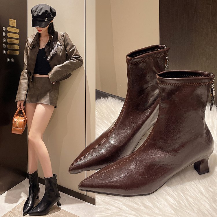 spec商品内容 ブーツサイズ 22.5cm-26.0cm生産国 made in chinaヒール5CM在庫 当店では複数店舗で在庫を共有するシステムとなっております。そのため、ご注文後に商品が品切れとなっている場合がございます。 ご注文後に商品が品切れとなってしまった際には、メールもしくは電話にてご連絡いたします。注意点 【商品の色味について】 ●商品写真はできる限り実物の色に近づけるよう加工しておりますが、お客様が使用するパソコンのモニター設定や部屋の照明により多少、色の変化が感じられる場合がございます。 【生産について】 ●機械による生産の為、生地の継ぎ目の若干のズレやほつれなど、形やサイズに多少の誤差が生じる場合がございます。 ●同じ商品でも“生産時期”や“カラー“により形やサイズに多少の“誤差“が生じる場合もございます。 詳しくは商品画像や実寸サイズにてご確認くださいませ。 ●プリント生地の商品については、生地の裁断?縫製方法により写真と同様の柄が出ない場合がございます。 【サイズについて】 ●表記しているサイズは平置きで採寸ですので若干の誤差が生じる場合がございます 【商品について】 ●表記している商品以外のものはセットではございません。 ●濃色品は多少色落ちすることがあります，ご注意ください。 ※皆様により良い商品をより安くご提供させて頂けますよう、ご注文完了後のご交換?キャンセル?及び不良品以外のご返品?ご交換はお受け致しておりません。 お注文の際は、サイズ?カラー等よくご確認の上、ご注文くださいますようお願い申し上げます。 ※予め十分ご確認の上、ご注文頂きますようお願い申し上げます。メーカー希望小売価格はメーカーカタログに基づいて掲載しています