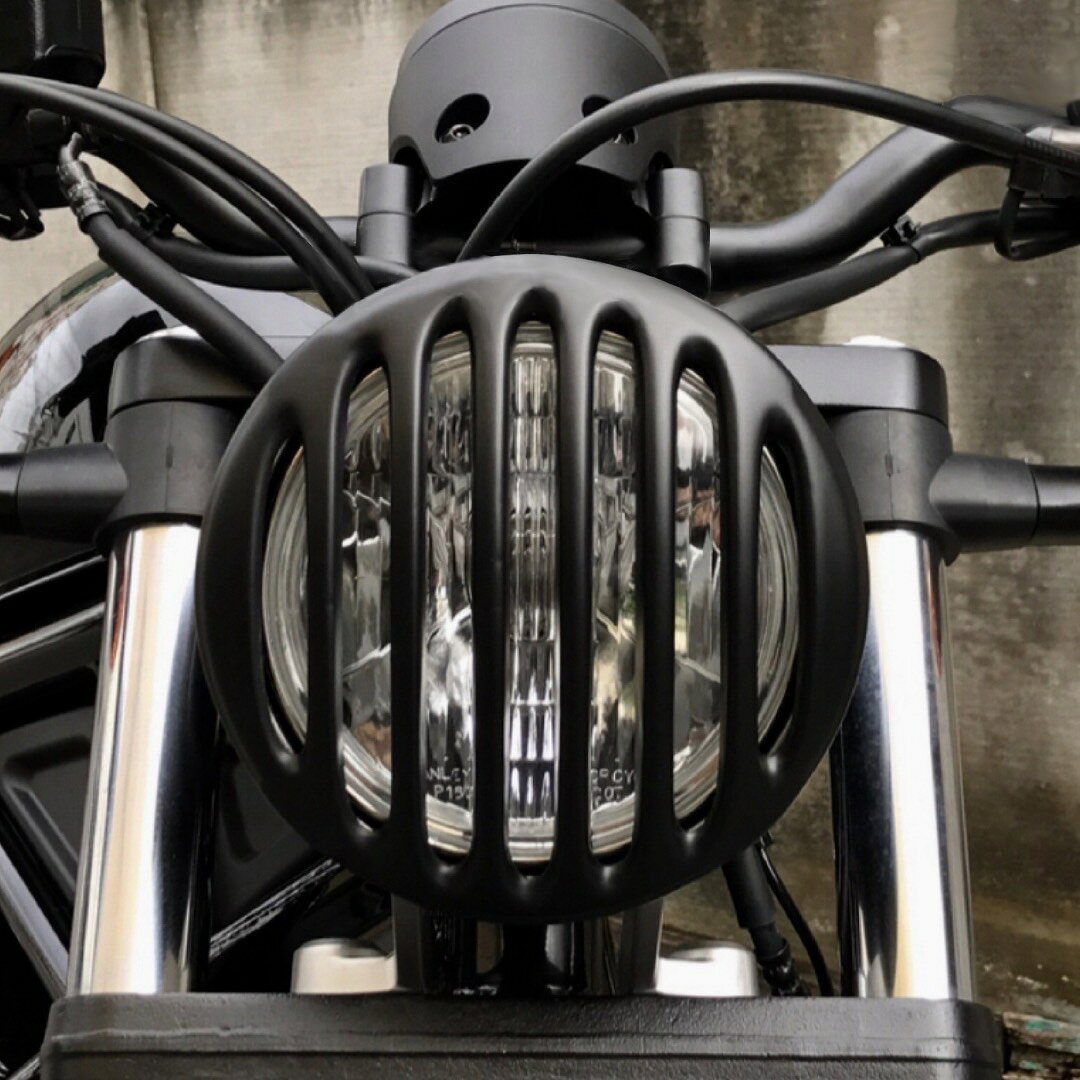 Item Information 商品説明 Diabolus by K-SPEED （旧Diablo Custom Works) V2 Headlight Cover Vertical for Honda Rebel 300 & 500 Year 2020～ ホンダ レブル250/500ヘッドライトカバーです。 付属の両面テープで張り付けるだけの簡単取り付けです。 ヘッドライトの保護と個性的な外観を演出します。 注意して頂きたいこと 取り付けは自己責任でお願いします。 貼り付け部分の汚れを取ってから装着して下さい。 また両面テープの粘着に不安がある方はご自身でさらに強力なテープをご用意して下さい。 製品仕様 製品番号:RB0158