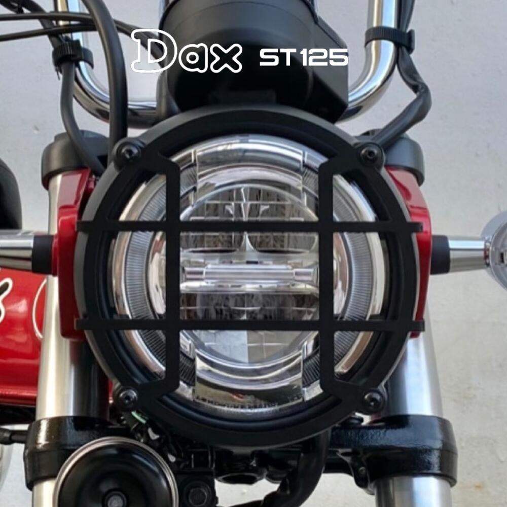 Item Information 商品説明 Headlight Cover (2 pieces Model V.2) for HONDA DAX125 Diabolus by K-SPEED （旧Diablo Custom Works） ホンダ ダックス ST125用のヘッドライトガードです。 付属の両面テープでヘッドライトに固定するだけの簡単取り付けです。 ヘッドライトガードの保護と個性的な外観を演出します。 プラスティックとスチールの二種類の素材を使用しています。 注意して頂きたいこと 貼り付け部分の汚れを取ってから装着して下さい。 また両面テープの粘着に不安がある方はご自身でさらに強力なテープをご用意して下さい。 製品仕様 適合車種:ダックス ST125 DAX125 JB04