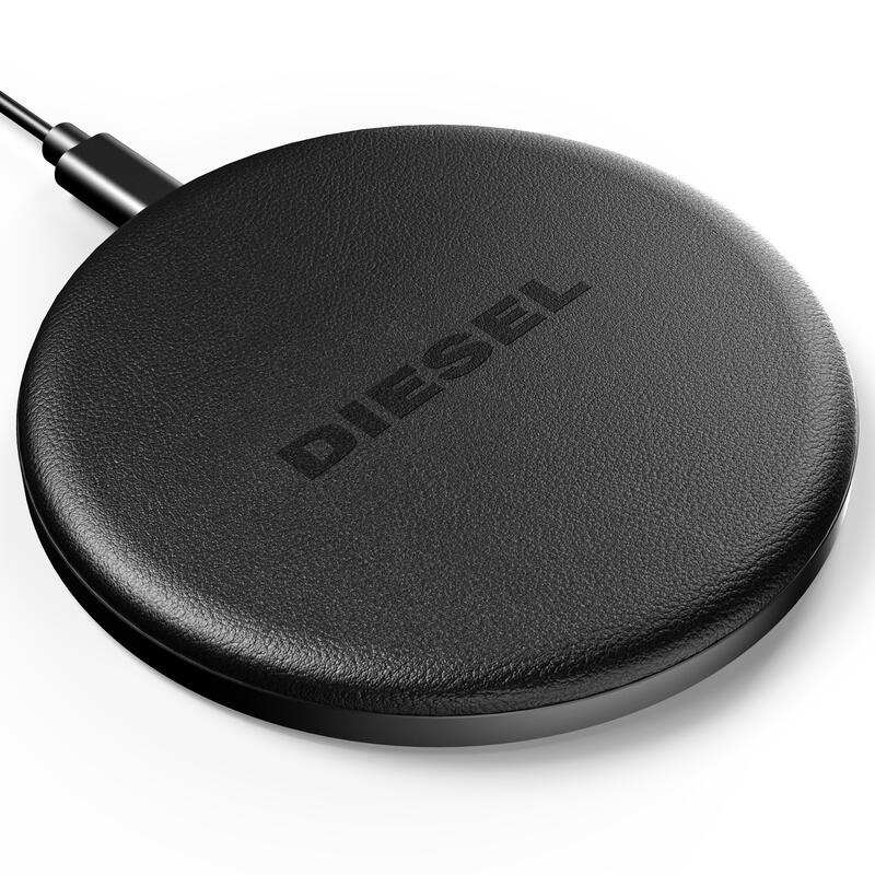 上質なフルグレインレザー仕上げのDIESEL Qi対応ワイヤレス充電器はコンパクトサイズで便利、アイコニックなモヒカンプリントがオシャレです。最大出力10W、多くのQi対応端末（iPhone 11 Pro Max/ 11 Pro/ 11/ XR/ Xs Max/ Xs/ X/ SE (2020)/ 8/ 8 Plus, Samsung S8/ S8 +/ S9/ S9 +/ S10 /S10+ /S10E/ S20/ S20+/ S20 Ultra, Huawei P30 & P40 seriesなど）に使用可能です。USB-A、Micro USB対応ケーブル付属。付属ケーブル全長：1メートルACアダプタは付属しておりません。" "