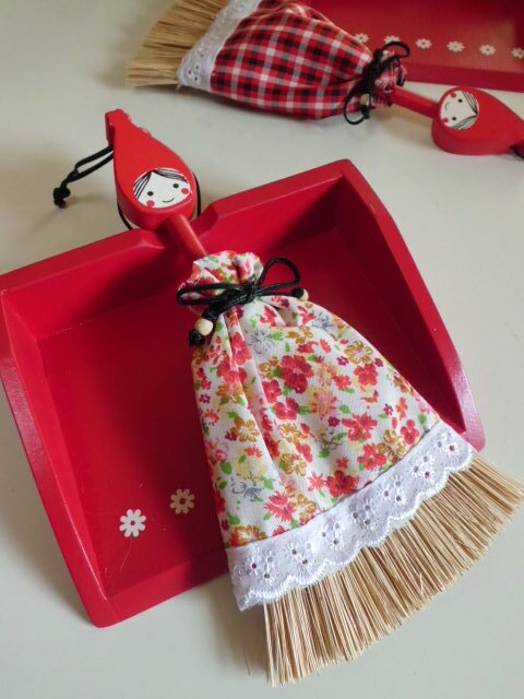 赤ずきん木製品 かわいいミニほうき＆ちりとりセットフラワー柄 Shinzi Katoh design red hood broof and dustpan flower