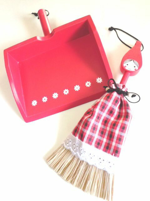 赤ずきん木製品 かわいいミニほうき＆ちりとりセットチェック柄 Shinzi Katoh design red hood broof and dustpan check　is-113A