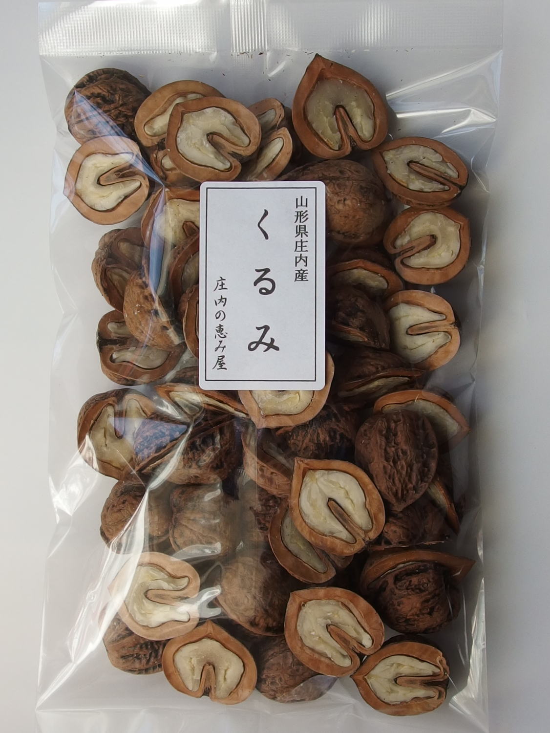 産地：山形県庄内産 名称：くるみ　半割り　500g 　くるみ（胡桃）は、クルミ科クルミ属の落葉高木の総称で、北半球の温帯地域に広く分布します。樹高は8m～20mにおよびます。5～6月に花を咲かせ、その後直径3センチの仮果と呼ばれる実をつけま...