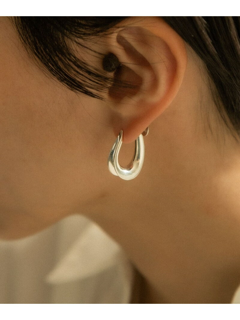 SMELLY so' curve earring SMELLY スメリー アクセサリー・腕時計 イヤリング・イヤーカフ ブラック【..