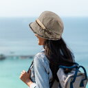 女性の漁師の帽子ファッションの多目的なキャップとデートするショッピング旅行
