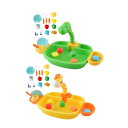 子供たちは台所の流しのおもちゃをします