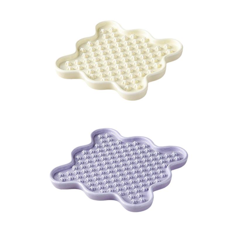 説明: low速度給餌デザイン】：ボウルには、食事の速度を低下させ、ペットのより健康的な食習慣を促進するのに役立つユニークな遅い給餌コラムのデザインがあります。これは、食事時間を延長して食物摂取量を減らすことにより、窒息を防ぎ、より良い消化を妨げる可能性があります。その非多孔質の表面は、食物の残留物が残されていないことを保証し、ネコ【サイズ】：19.3 x 19.3 x 1.6 cmの寸法で、この大きな舐めプレートは猫と犬の両方に適しています。ペットの匂いと舐めのスキル wide幅wide幅】この多機能ペットは、給餌とトレーニングに使用できます。 仕様: 材料：磁器 サイズチャート: 19.3cmx19.3cmx1.6cm/7.60inchx7.60inchx0.63inch パッケージに含まれるもの: 1x犬のスローフィーダートレイ 注意: 手動測定により、わずかにエラー1-2cm/0.39-0.79インチの違いを許可してください。※本製品は、電波法令で定められている技術基準に適合していることを証明する技適マークが貼付されていない無線機器であり、日本国内で使用する場合は、電波法違反になる恐れがございます.ご使用の際には、十分ご注意下さいますようお願いいたします.low速度給餌デザイン】：ボウルには、食事の速度を低下させ、ペットのより健康的な食習慣を促進するのに役立つユニークな遅い給餌コラムのデザインがあります。これは、食事時間を延長して食物摂取量を減らすことにより、窒息を防ぎ、より良い消化を妨げる可能性があります。その非多孔質の表面は、食物の残留物が残されていないことを保証し、ネコ【サイズ】：19.3 x 19.3 x 1.6 cmの寸法で、この大きな舐めプレートは猫と犬の両方に適しています。ペットの匂いと舐めのスキル wide幅wide幅】この多機能ペットは、給餌とトレーニングに使用できます。 仕様: 材料：磁器 サイズチャート: 19.3cmx19.3cmx1.6cm/7.60inchx7.60inchx0.63inch パッケージに含まれるもの: 1x犬のスローフィーダートレイ 注意: 手動測定により、わずかにエラー1-2cm/0.39-0.79インチの違いを許可してください。※本製品は、電波法令で定められている技術基準に適合していることを証明する技適マークが貼付されていない無線機器であり、日本国内で使用する場合は、電波法違反になる恐れがございます.ご使用の際には、十分ご注意下さいますようお願いいたします.