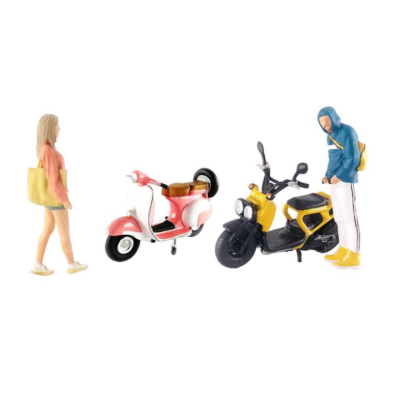 4ピース/個1/64シーンモデルレイアウトのためのオートバイを運転する手描きのフィギュア