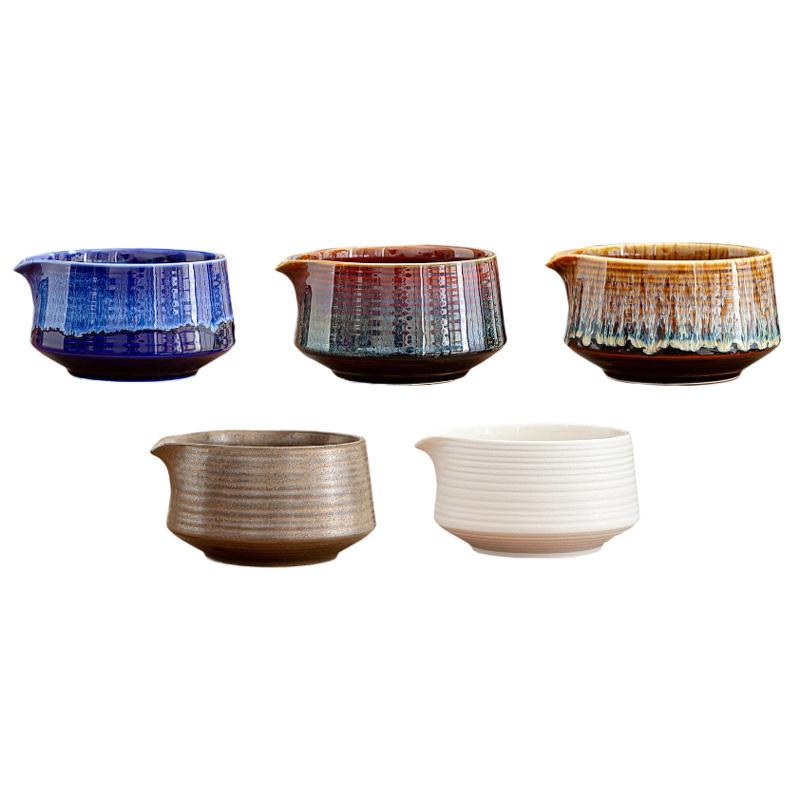 抹茶ラテ茶愛好家のためのスパウトの伝統的な磁器の茶色の茶色の食器と混ぜるための抹茶ボウルチャワンの道具のサムネイル