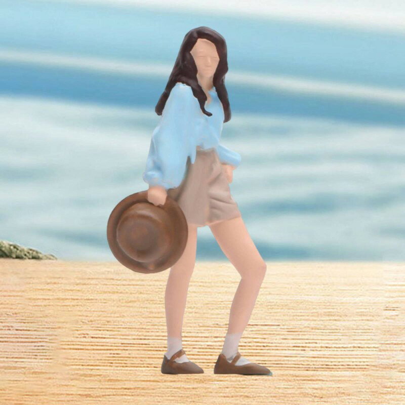 説明: 【リアルなディテール】:青いシャツと茶色のショートパンツを着て帽子を持ったミニチュアガールモデル【部屋の装飾】:このミニチュアキャラクターモデルは、ミニチュアの装飾や写真撮影の小道具として使用できるだけでなく、教育目的やゲームにも適しています。【1:64スケール】:ミニチュアロングヘアガールモデルは、1:64スケールのミニチュアシーンアクセサリーに適しています【素材】:このミニチュア人形モデルのおもちゃは樹脂素材で作られており、遊び時間を楽しむことができます。【幅広い用途】:小さな人型モデルは、1:64スケールの妖精の庭、ジオラマレイアウト、ミニチュアシーンレイアウト、砂テーブルの装飾、ミニチュアドールハウスの装飾、DIYシーンモデルなどに適しています。サイズチャート: 2.7cm/1.06インチ パッケージに含まれるもの: ミニチュアガールモデル1体 注意: 1.これは乳子供のおもちゃではありません。お子様の手の届かないところに保管し、誤飲を防いでください。 2.手動測定およびモニターの違いにより、多少の誤差が生じる場合がありますのでご了承ください。ご購入前のご案内 ▼本店の玩具類製品は5歳以上のお子様向けです。使用時には必ず大人の監視が必要です。 ● サイズについて：スタッフ間で測り方を統一していますが、実寸に1〜3cmの誤差がある場合がありますのでご了承ください。 ● 商品の色は、撮影時の光やモニターによって異なる場合がありますのでご注意ください。 ● 生地特性により匂いが感じられることがありますが、数日で気にならなくなります。 ● 他店舗と在庫を共有しているため、受注後に欠品となる場合があります。 ▼出荷前には全て検品を行っておりますが、万が一商品に不具合があった場合は、お問い合わせフォームよりご連絡くださいますようお願い申し上げます。営業日に対応いたしますのでご安心ください。【リアルなディテール】:青いシャツと茶色のショートパンツを着て帽子を持ったミニチュアガールモデル【部屋の装飾】:このミニチュアキャラクターモデルは、ミニチュアの装飾や写真撮影の小道具として使用できるだけでなく、教育目的やゲームにも適しています。【1:64スケール】:ミニチュアロングヘアガールモデルは、1:64スケールのミニチュアシーンアクセサリーに適しています【素材】:このミニチュア人形モデルのおもちゃは樹脂素材で作られており、遊び時間を楽しむことができます。【幅広い用途】:小さな人型モデルは、1:64スケールの妖精の庭、ジオラマレイアウト、ミニチュアシーンレイアウト、砂テーブルの装飾、ミニチュアドールハウスの装飾、DIYシーンモデルなどに適しています。サイズチャート: 2.7cm/1.06インチ パッケージに含まれるもの: ミニチュアガールモデル1体 注意: 1.これは乳子供のおもちゃではありません。お子様の手の届かないところに保管し、誤飲を防いでください。 2.手動測定およびモニターの違いにより、多少の誤差が生じる場合がありますのでご了承ください。