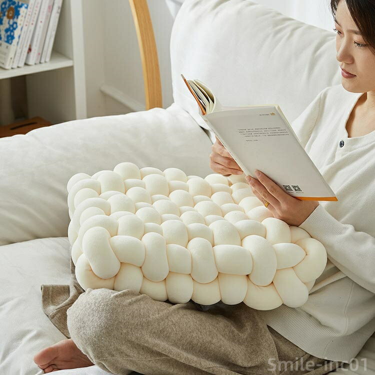 【送料無料】手編みクッション 手編み座布団 クッション コンパクトクッション ふわふわ 背もたれ 座布団 結び目クッション