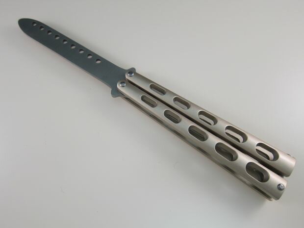 【8/7(土)12:00- お買い物マラソン 12時間限定全品5%OFFクーポン配布中】送料無料 バタフライナイフ 練習用 刃 無し & 収納 ケース 2点セット / ブラック シルバー トレーニングナイフ ナイフ おもちゃ練習 初心者 回し方 金属製 開け方 開き方 サバイバル 折りたたみ通販格安セール情報 楽天 通販