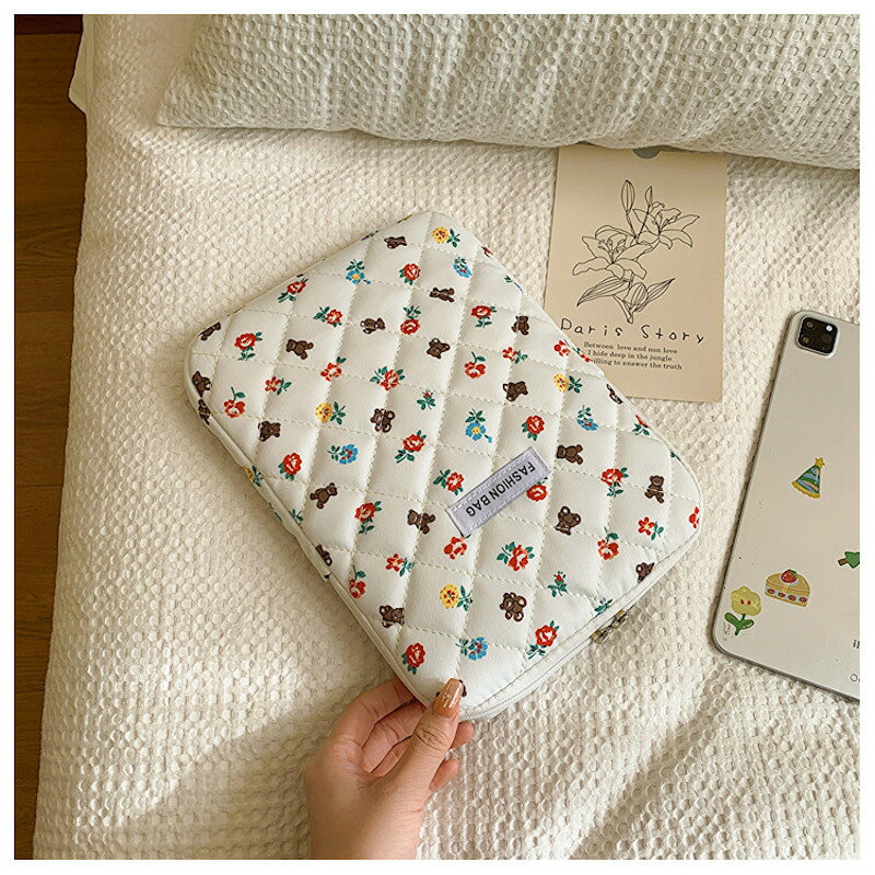 【7/12(日)12:00〜 特別企画！ 12時間限定全品5％OFFクーポン配布中】タブレットケース 11インチ くま 花柄 かわいい クッション 小学生 中学生 小学校 文房具 タブレット キッズ 学用品 ランドセル対応 シンプル 軽量 通学 オフィス 通勤 収納 保護 インナーケース パソコン smile-picotto-10001161 smile picotto サンプル画像2