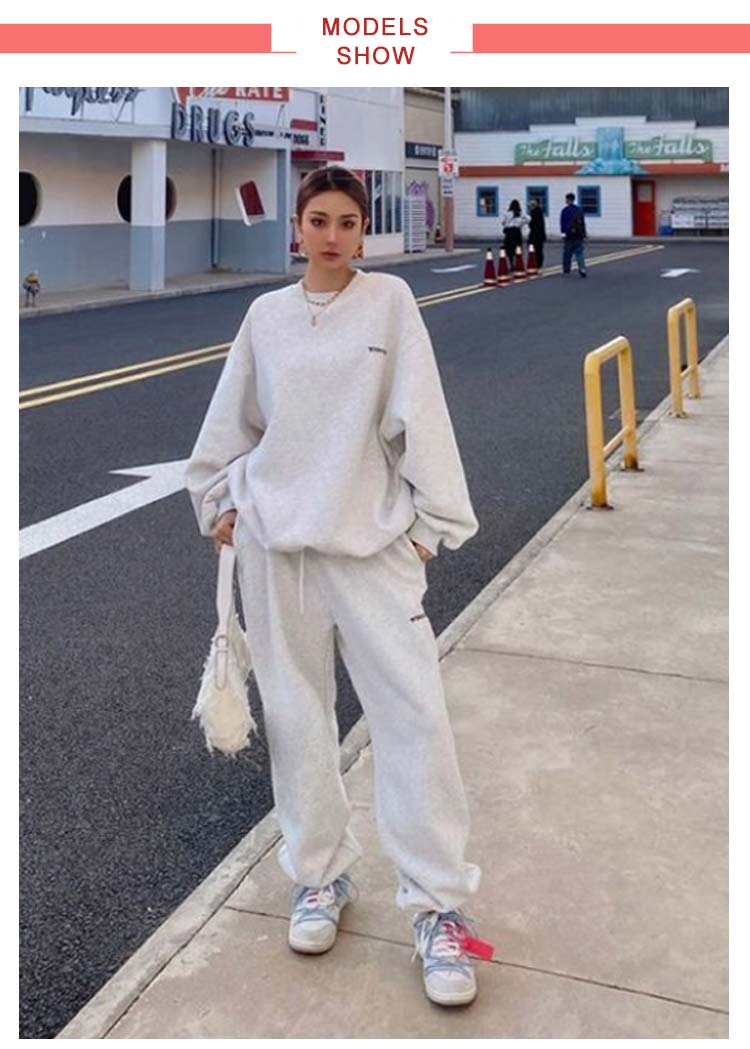 商品説明トレーナースウェットパンツ上下セット。ゆとりのあるサイズ感でリラックス感のある穿き心地が叶う。ルームウェアやパジャマとしてはもちろん、近所へのお散歩やお出かけにも着用いただけるワンマイルウェアとしても活躍してくれます。セットではもちろん、上下別々でも使いやすく、コーディネートの幅が広がる嬉しいアイテムです。サイズM L XL 2XLサイズについての説明Mおすすめ体重40-45kg Lおすすめ体重45-58kg XLおすすめ体重58-63kg 2XLおすすめ体重63-70kg サイズは平置き実寸になります。サイズ表の実寸法は商品によって1-3cm程度の誤差がある場合がございます。素材ポリエステル色上下セット備考サイズ詳細等の測り方はスタッフ間で統一、徹底はしておりますが、実寸は商品によって若干の誤差(1cm?3cm )がある場合がございますので、予めご了承ください。商品の色は、撮影時の光や、お客様のモニターの色具合などにより、実際の商品と異なる場合がございます。あらかじめ、ご了承ください。製品によっては、生地の特性上、洗濯時に縮む場合がございますので洗濯時はご注意下さいませ。色味の強い製品によっては他の衣類などに色移りする場合もございますので、速やかに（脱水、乾燥等）するようにお願いいたします。生地によっては摩擦や汗、雨などで濡れた時は、他の製品に移染する恐れがございますので、着用の際はご注意下さい。生地の特性上、やや匂いが強く感じられるものもございます。数日のご使用や陰干しなどで気になる匂いはほとんど感じられなくなります。商品説明トレーナースウェットパンツ上下セット。ゆとりのあるサイズ感でリラックス感のある穿き心地が叶う。ルームウェアやパジャマとしてはもちろん、近所へのお散歩やお出かけにも着用いただけるワンマイルウェアとしても活躍してくれます。セットではもちろん、上下別々でも使いやすく、コーディネートの幅が広がる嬉しいアイテムです。サイズM L XL 2XLサイズについての説明Mおすすめ体重40-45kg Lおすすめ体重45-58kg XLおすすめ体重58-63kg 2XLおすすめ体重63-70kg サイズは平置き実寸になります。サイズ表の実寸法は商品によって1-3cm程度の誤差がある場合がございます。素材ポリエステル色上下セット備考サイズ詳細等の測り方はスタッフ間で統一、徹底はしておりますが、実寸は商品によって若干の誤差(1cm?3cm )がある場合がございますので、予めご了承ください。商品の色は、撮影時の光や、お客様のモニターの色具合などにより、実際の商品と異なる場合がございます。あらかじめ、ご了承ください。製品によっては、生地の特性上、洗濯時に縮む場合がございますので洗濯時はご注意下さいませ。色味の強い製品によっては他の衣類などに色移りする場合もございますので、速やかに（脱水、乾燥等）するようにお願いいたします。生地によっては摩擦や汗、雨などで濡れた時は、他の製品に移染する恐れがございますので、着用の際はご注意下さい。生地の特性上、やや匂いが強く感じられるものもございます。数日のご使用や陰干しなどで気になる匂いはほとんど感じられなくなります。