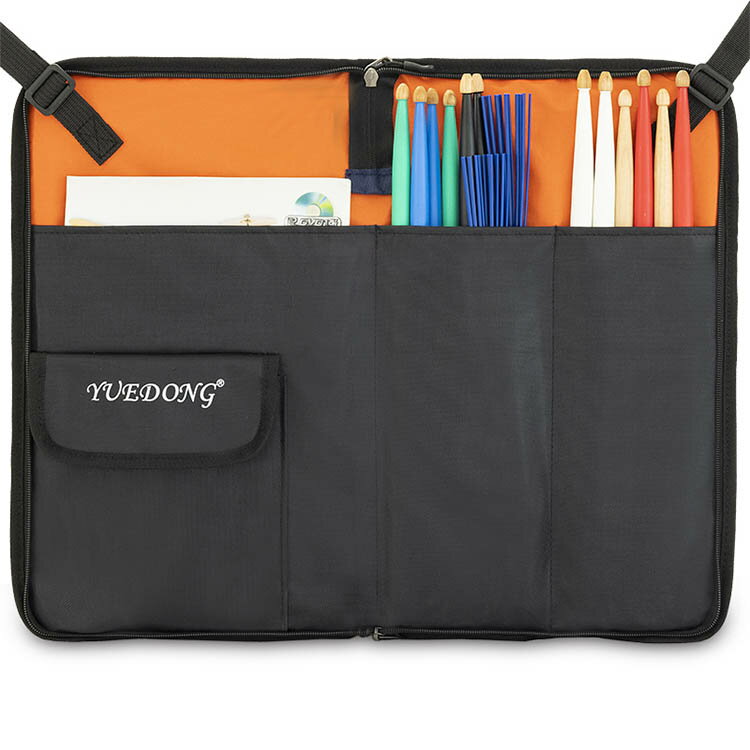 ショルダーストラップを追加し、より使い勝手の良いバッグになりました。サブスティック、ロッズ、ブラシなど様々なスティックを使用するドラマーのために、ドラムのテンションボルトに掛けるストラップを搭載。外部にジッパー、バックルつきポケット各一つがあり、とても多機能バッグです。内部にマジックテープつきポケット一つ予備、小物など収納がとても便利です。素材はナイロンで、撥水性、耐久性に優れています。ドラムの練習やライブなどに出かけるとき、スティックを持ち歩く際におすすめです。サイズFサイズについての説明サイズ：26*44*4cm 測定方法によって誤差が生じますので、予めご了承下さい。素材オックスフォード色ブラック ネイビー×イエロー イエロー×グレー備考サイズ詳細等の測り方はスタッフ間で統一、徹底はしておりますが、実寸は商品によって若干の誤差(1cm～3cm )がある場合がございますので、予めご了承ください。製造ロットにより、細部形状の違いや、同色でも色味に多少の誤差が生じます。パッケージは改良のため予告なく仕様を変更する場合があります。▼商品の色は、撮影時の光や、お客様のモニターの色具合などにより、実際の商品と異なる場合がございます。あらかじめ、ご了承ください。▼生地の特性上、やや匂いが強く感じられるものもございます。数日のご使用や陰干しなどで気になる匂いはほとんど感じられなくなります。▼同じ商品でも生産時期により形やサイズ、カラーに多少の誤差が生じる場合もございます。▼他店舗でも在庫を共有して販売をしている為、受注後欠品となる場合もございます。予め、ご了承お願い申し上げます。▼出荷前に全て検品を行っておりますが、万が一商品に不具合があった場合は、お問い合わせフォームまたはメールよりご連絡頂けます様お願い申し上げます。速やかに対応致しますのでご安心ください。ショルダーストラップを追加し、より使い勝手の良いバッグになりました。サブスティック、ロッズ、ブラシなど様々なスティックを使用するドラマーのために、ドラムのテンションボルトに掛けるストラップを搭載。外部にジッパー、バックルつきポケット各一つがあり、とても多機能バッグです。内部にマジックテープつきポケット一つ予備、小物など収納がとても便利です。素材はナイロンで、撥水性、耐久性に優れています。ドラムの練習やライブなどに出かけるとき、スティックを持ち歩く際におすすめです。サイズFサイズについての説明サイズ：26*44*4cm 測定方法によって誤差が生じますので、予めご了承下さい。素材オックスフォード色ブラック ネイビー×イエロー イエロー×グレー備考サイズ詳細等の測り方はスタッフ間で統一、徹底はしておりますが、実寸は商品によって若干の誤差(1cm～3cm )がある場合がございますので、予めご了承ください。製造ロットにより、細部形状の違いや、同色でも色味に多少の誤差が生じます。パッケージは改良のため予告なく仕様を変更する場合があります。▼商品の色は、撮影時の光や、お客様のモニターの色具合などにより、実際の商品と異なる場合がございます。あらかじめ、ご了承ください。▼生地の特性上、やや匂いが強く感じられるものもございます。数日のご使用や陰干しなどで気になる匂いはほとんど感じられなくなります。▼同じ商品でも生産時期により形やサイズ、カラーに多少の誤差が生じる場合もございます。▼他店舗でも在庫を共有して販売をしている為、受注後欠品となる場合もございます。予め、ご了承お願い申し上げます。▼出荷前に全て検品を行っておりますが、万が一商品に不具合があった場合は、お問い合わせフォームまたはメールよりご連絡頂けます様お願い申し上げます。速やかに対応致しますのでご安心ください。