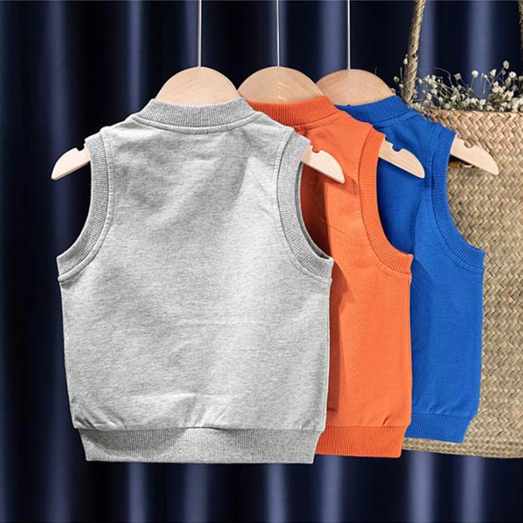 微妙な体温調節に欠かせないスウェット地ベスト。薄手のトレーナー素材なので重ね着してもかさらない季節を選ばず活躍するアイテムです。アームホールはリブ仕様で、程よくフィットしながら、窮屈感なく、活動的なお子様にもピッタリ☆ 手軽に羽織れる前開きファスナー仕様ベストは、季節の変わり目にかかせない便利アイテムです♪サイズ90 100 110 120 130サイズについての説明90　着丈39　肩幅24　バスト32*2100 着丈42　肩幅25　バスト34*2110 着丈44　肩幅26　バスト36*2120 着丈47　肩幅28　バスト38*2130 着丈49　肩幅29　バスト40*2サイズは平置きサイズです。素人採寸ですので、1-3cmの誤差がございます、ご了承ください。素材綿95％ ポリウレタン5％色オレンジ グレー ブルー備考注意洗濯時、色落ちがございます。他の物とのお洗濯もお控えくださいませ。湿気を含んだ状態や水を含んだまま放置しないでください。この製品は洗濯で若干縮むことがあります。洗濯機は使用できません。ベージュ×モカのみ使用糸の関係上、風合いが少々異なります。色合いはモニター環境により若干の誤差が出ます。綿混合商品は洗濯時に多少縮む事がございます。本製品は生産過程におきまして、生地を織る際の糸の継ぎ目や多少のほつれが生じることがありまが、品質上は問題ありません。また、生地の織りに他繊維が混紡している場合もございます。▼色落ちの恐れがございますので、他のものとは分けて洗濯してください。▼タンブラー乾燥はお避け下さい。▼洗濯の際は他の物と区別して、漂白剤を避け、手洗いを お勧めします。微妙な体温調節に欠かせないスウェット地ベスト。薄手のトレーナー素材なので重ね着してもかさらない季節を選ばず活躍するアイテムです。アームホールはリブ仕様で、程よくフィットしながら、窮屈感なく、活動的なお子様にもピッタリ☆ 手軽に羽織れる前開きファスナー仕様ベストは、季節の変わり目にかかせない便利アイテムです♪サイズ90 100 110 120 130サイズについての説明90　着丈39　肩幅24　バスト32*2100 着丈42　肩幅25　バスト34*2110 着丈44　肩幅26　バスト36*2120 着丈47　肩幅28　バスト38*2130 着丈49　肩幅29　バスト40*2サイズは平置きサイズです。素人採寸ですので、1-3cmの誤差がございます、ご了承ください。素材綿95％ ポリウレタン5％色オレンジ グレー ブルー備考注意洗濯時、色落ちがございます。他の物とのお洗濯もお控えくださいませ。湿気を含んだ状態や水を含んだまま放置しないでください。この製品は洗濯で若干縮むことがあります。洗濯機は使用できません。ベージュ×モカのみ使用糸の関係上、風合いが少々異なります。色合いはモニター環境により若干の誤差が出ます。綿混合商品は洗濯時に多少縮む事がございます。本製品は生産過程におきまして、生地を織る際の糸の継ぎ目や多少のほつれが生じることがありまが、品質上は問題ありません。また、生地の織りに他繊維が混紡している場合もございます。▼色落ちの恐れがございますので、他のものとは分けて洗濯してください。▼タンブラー乾燥はお避け下さい。▼洗濯の際は他の物と区別して、漂白剤を避け、手洗いを お勧めします。