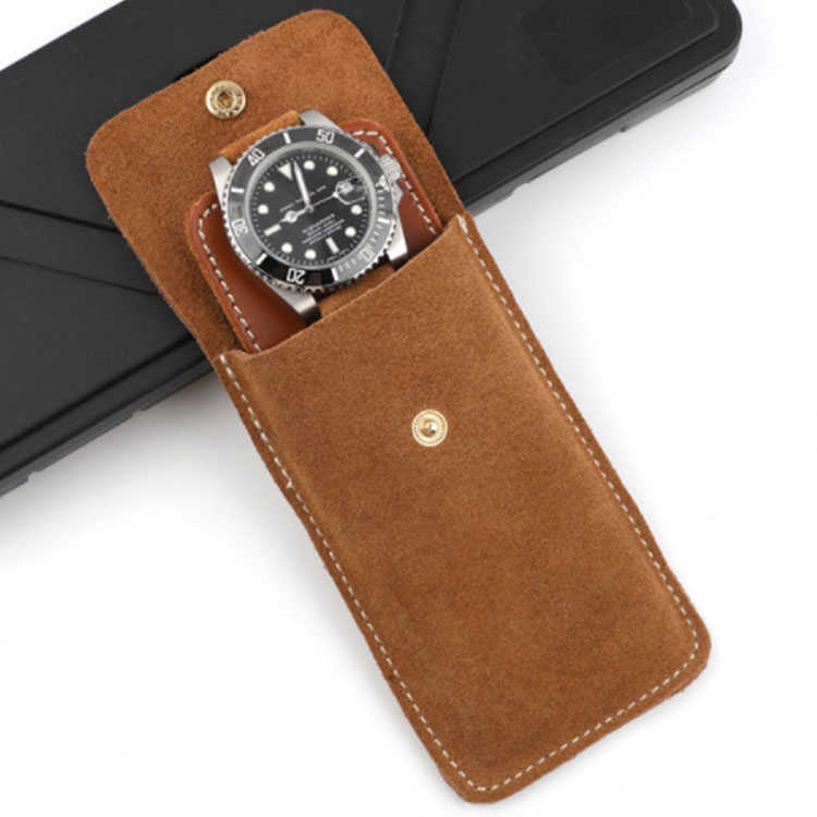 1.上品でシックな雰囲気が演出できる革を採用して、高品質で耐久性も良くて、長時間使用可能です。普段使いはもちろんフォーマルやビジネスシーンなどでも大活躍します。2.自宅、オフィスでの保管だけでなく、持ち運びにも最適のウォッチボックスです。1本の時計の収納が可能で、大切な時計をしっかりと守ります。3.ポケットにも納まるほどのコンパクトさで、カバンの中でもかさばらず愛用のお時計を傷や汚れから守ってくれます。一時的な保管や携帯に重宝します。4.高級感のあるデザインとしっかりした作りながら、リーズナブルなのも魅力！ お客様へのサービス品や、販促ギフト品としてもピッタリです！！サイズ1.5*7.5*13.5cmサイズについての説明サイズ：1.5*7.5*13.5cm 5.5*8.5cm重さ：35g素材本革色ブラック コーヒー ブラウン備考サイズ詳細等の測り方はスタッフ間で統一、徹底はしておりますが、実寸は商品によって若干の誤差(1cm～3cm )がある場合がございますので、予めご了承ください。製造ロットにより、細部形状の違いや、同色でも色味に多少の誤差が生じます。パッケージは改良のため予告なく仕様を変更する場合があります。▼商品の色は、撮影時の光や、お客様のモニターの色具合などにより、実際の商品と異なる場合がございます。あらかじめ、ご了承ください。▼生地の特性上、やや匂いが強く感じられるものもございます。数日のご使用や陰干しなどで気になる匂いはほとんど感じられなくなります。▼同じ商品でも生産時期により形やサイズ、カラーに多少の誤差が生じる場合もございます。▼他店舗でも在庫を共有して販売をしている為、受注後欠品となる場合もございます。予め、ご了承お願い申し上げます。▼出荷前に全て検品を行っておりますが、万が一商品に不具合があった場合は、お問い合わせフォームまたはメールよりご連絡頂けます様お願い申し上げます。速やかに対応致しますのでご安心ください。1.上品でシックな雰囲気が演出できる革を採用して、高品質で耐久性も良くて、長時間使用可能です。普段使いはもちろんフォーマルやビジネスシーンなどでも大活躍します。2.自宅、オフィスでの保管だけでなく、持ち運びにも最適のウォッチボックスです。1本の時計の収納が可能で、大切な時計をしっかりと守ります。3.ポケットにも納まるほどのコンパクトさで、カバンの中でもかさばらず愛用のお時計を傷や汚れから守ってくれます。一時的な保管や携帯に重宝します。4.高級感のあるデザインとしっかりした作りながら、リーズナブルなのも魅力！ お客様へのサービス品や、販促ギフト品としてもピッタリです！！サイズ1.5*7.5*13.5cmサイズについての説明サイズ：1.5*7.5*13.5cm 5.5*8.5cm重さ：35g素材本革色ブラック コーヒー ブラウン備考サイズ詳細等の測り方はスタッフ間で統一、徹底はしておりますが、実寸は商品によって若干の誤差(1cm～3cm )がある場合がございますので、予めご了承ください。製造ロットにより、細部形状の違いや、同色でも色味に多少の誤差が生じます。パッケージは改良のため予告なく仕様を変更する場合があります。▼商品の色は、撮影時の光や、お客様のモニターの色具合などにより、実際の商品と異なる場合がございます。あらかじめ、ご了承ください。▼生地の特性上、やや匂いが強く感じられるものもございます。数日のご使用や陰干しなどで気になる匂いはほとんど感じられなくなります。▼同じ商品でも生産時期により形やサイズ、カラーに多少の誤差が生じる場合もございます。▼他店舗でも在庫を共有して販売をしている為、受注後欠品となる場合もございます。予め、ご了承お願い申し上げます。▼出荷前に全て検品を行っておりますが、万が一商品に不具合があった場合は、お問い合わせフォームまたはメールよりご連絡頂けます様お願い申し上げます。速やかに対応致しますのでご安心ください。