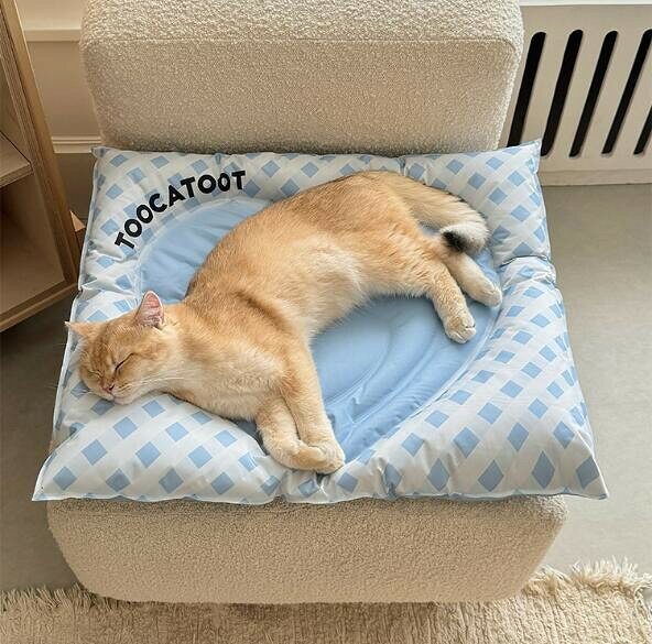 ペット ひんやりマット ペットベッド 涼感 猫 犬 ペットシーツ 多用途 ペット 暑さ対策 夏用 冷感マット クールマット 冷感ごろ寝マット 消臭 防水 ひんやりジェルマット 熱中症対策 "犬猫に快適な夏をプレゼントしよう。 " "?【丈夫な二重素材構造】ペットクールマットは、防水性、耐傷性、耐摩耗性、耐久性に優れた高品質複合ポリエステルPVCで採用されています。ペットひんやりマットの縁は二重縫製で、噛んでも簡単に破れることありません。ペット冷感マットの表面は防水材料で作られているため、汚れる場合は水や濡れた布で拭いてください。 ?【優れた冷却効果】犬 猫 ひんやりマットは、高品質の高分子アイスジェル素材で作られており。アイスジェル素材は新世代の冷却材で、ひんやりジェルマットよりも冷却効果が高く、恒温時間が長いという特徴があります。 ?【多機能ひんやりマット】普通の猫ひんやりより丈夫で、ペットの巣の中や床でペットに使用できます。猫、犬、ウサギなどの動物だけでなく、人間も使えます。人間の夏の足元マットやオフィス椅子用マット、冷却枕、クール枕、車の座席シート、ソファーのシートクッション、ノートパソコンマットとしても大活躍しています。愛するペットも自分も夏を涼しく過ごすことができます。" 5