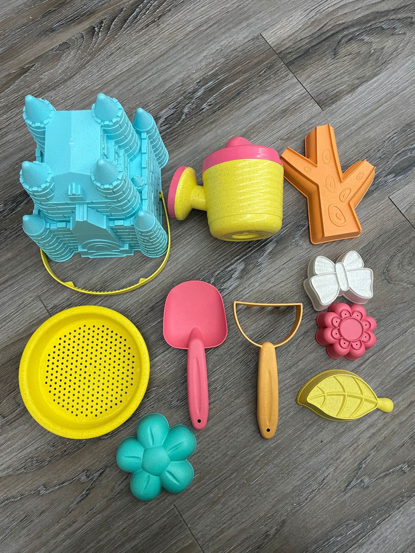 スマイルファミリーライフの幼児用ビーチおもちゃ 16.5*16.5*28cmビーチサンドプレイエストセット 砂シャベルツールキット 3歳以上の子供用砂場おもちゃ ビーチ用旅行砂おもちゃ 砂シャベルツールキット｜アングル3