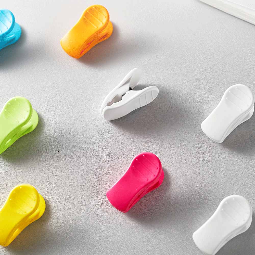 【時間限定！ ポイント10倍！】12個入り カラフル キッチンクリップ 袋止めクリップ お菓子クリップ ミニ キャンディクリップ クリップス つまみやすい 指先にフィット 6色 食材保存 袋密封 軽食保存 鮮度保ち 湿気防止 酸化防止 防水防湿 簡単にロック 耐久性 キッチン用