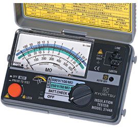 ・JIS C 1302:2002年改正版に対応・安全規格 IEC/EN 61010-1 CAT.III600Vに準拠、CEマーキング品・わずが340gの超小型絶縁抵抗計・オートディスチャージ機能付-測定が終ると自動的に充電した電圧を放電・衝撃に強い新素材（エラストマー）ケース採用・暗い場所に便利なスケール照明付・リモートスイッチ付プローブ標準装備（しかも切り忘れ防止の電源カット機能付）・両手で作業ができる首かけベルト付【付属品】7149A（リモートスイッチ付測定プローブセット）9123（肩掛ベルト）単3形乾電池R6×4，取扱説明書●JANコード：4560187060311共立電気計器 3145A