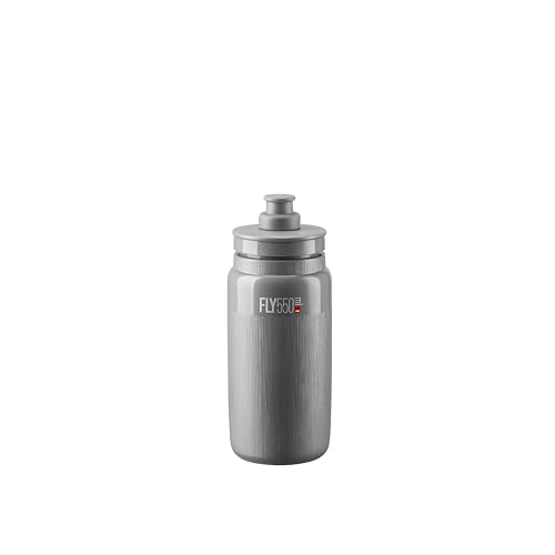 グレー/550 ml/2324252046・Color:グレーSize:550 ml・パッケージ個数:1・ワールドツアーで最も多く使用される世界最軽量のボトル。どんな条件下でも高いグリップを発揮するTEX仕上げを新たに採用。(br)FLYボトルは圧倒的に軽量で、柔らかく握りやすいボトル。独自の吸い口で一般的な製品に比べ流量がアップ。ドリンクを注ぎやすく、洗いやすい広口のボディー。-