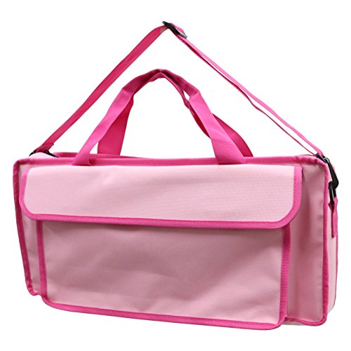 カジュアルピーチピンク/22cm x 49cm x 7cm/KHB-08/Peach Pink・Color:ピーチピンク・パッケージ個数:1・様々な鍵盤ハーモニカに対応したスタンダードサイズ・サイズ:縦22cm x 横49cm x マチ7cm・持ち運びもラクラクな「手提げ」「肩掛け」の2-Way仕様・教科書やリコーダーも収納可能なA4サイズポケット搭載・外から見えない場所にあるから安心な「お名前記載枠」商品紹介 ■KC 鍵盤ハーモニカバッグ KHBシリーズ ・様々な鍵盤ハーモニカに対応 ~スタンダードサイズ~ KHCシリーズは、KC“P3001-32Kはもちろんのこと、その他多くのメーカーの一般的な32鍵盤ハーモニカにも対応するサイズ設計です。 サイズ:縦22cm x 横49cm x マチ7cm ・持ち運びもラクラク ~2-Way仕様~ 肩掛けに対応できるショルダーストラップが付属し、手提げ・肩掛けの2-Wayでご使用いただけるため、荷物の多いときも持ち運びがラクラク。もちろんストラップは取り外しや長さの調節も可能です。 ・教科書やリコーダーも収納可能 ~A4サイズポケット~ 側面の大型ポケットには教科書や楽譜などが収納できる他、十分なマチを確保しておりますので学校で使用するソプラノリコーダーやハーモニカも収納できます。面ファスナー仕様なので蓋の開け閉めも簡単です。 ・隠れているので外でも安心 ~お名前記載枠~ ポケット蓋の内側には名前を記載できる[お名前カード枠]を設置。ポケット蓋をした状態では見えない場所に配置することで、お子様の通学時、屋外での持ち運びの際も外から名前が見えず安心してお使いいただけます。 ご注意（免責）＞必ずお読みください 参考価格として表示しているのは商品発売時点でのメーカーの想定した価格です。