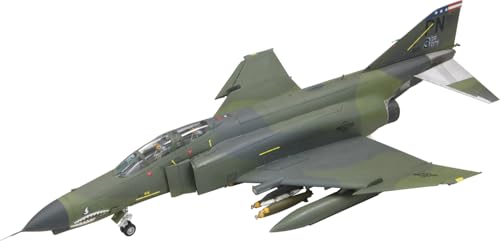 成型色/-/FF06・パッケージ個数:1・組み立て塗装が必要なプラモデル。別途、接着剤や工具、塗料等が必要。・1/72スケール未塗装プラスチック組み立てキット・ソフトウイングを新金型にて再現・前縁スラット外翼部分は別パーツとして高いリアリティ表現・付属デカールはベトナム戦後フィリピンクラーク基地に展開したアメリカ太平洋空軍所属の第3戦術飛行団(3TFW)のマーキング商品紹介 ファインモールド 1/72 アメリカ空軍 F-4E 戦闘機 (後期型) クラーク エアベース プラモデル FF06 F-4の最強バージョンE型は、スタビライザー（尾翼安定板）に固定スラットを付けたことにより機動性能を高めていますが、機関砲の追加や他装備品の改良による重量増加に伴い運動性に不安を抱えるようになります。 E型の後期生産ロット（輸出型を含む）からは主翼の前縁フラップを廃し、可動式前縁スラットに変更することで機動性を大幅に改善しています。 既存生産機にも施されたこの改修は、海軍のS型にも取り入れられました。 可動式前縁スラットを空戦フラップ付きとも呼びましたが、近年はソフトウイングと称し、従来のノーマルな主翼はハードウイングと呼ばれ区別されています。 本製品はこのソフトウィングを新金型にて再現。 前縁スラット外翼部分は別パーツとしリアリティを高めています。 また光学式テレビカメラであるTISEOも新金型にて立体化し、レンズ部分はクリアーパーツとしました。 付属デカールはベトナム戦後フィリピンクラーク基地に展開したアメリカ太平洋空軍所属の第3戦術飛行団（3TFW）のマーキングになります。 隷下の第3戦闘飛行隊（3TFS）は、ベトナムとソ連をけん制する目的で長く南シナ海周辺の安定に寄与しました。 ロングノーズにシャークティースを描き込んだF-4Eは、横田基地や嘉手納基地に頻繁に飛来しており日本でも馴染みのある部隊です。 パッケージイラストは1984年頃のクラーク基地エプロンでの情景としました。 ※この商品は、組み立て、塗装が必要なプラモデルです。 ※組み立て、塗装には別途、接着剤や工具、塗料等が必要です。 ※「プラモデル」は日本プラモデル工業協同組合所有の登録商標です。 ※この商品には、接着剤や塗料、工具や電池等は含まれません。 安全警告 該当なし