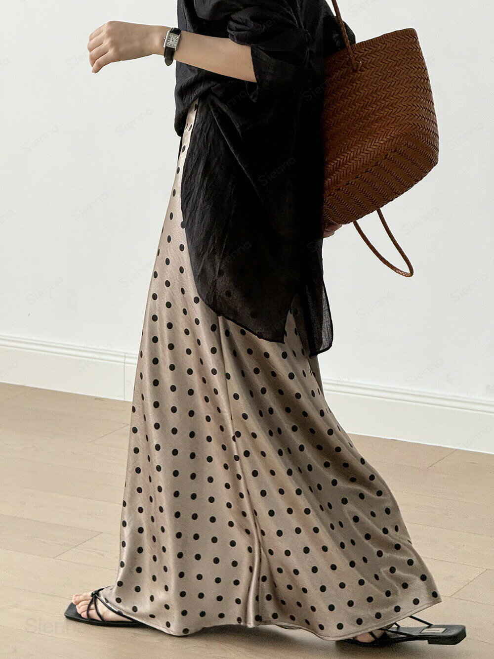 ドット柄スカート ロングスカート サテンスカート マーメイドスカート 光沢感 ドット柄 水玉 垂れ感 レディース ハイウエスト Aライン フレアスカート 体型カバー シルク風 着痩せ おしゃれ 高級感 春夏 春秋 脚長効果 キレイめ お洒落