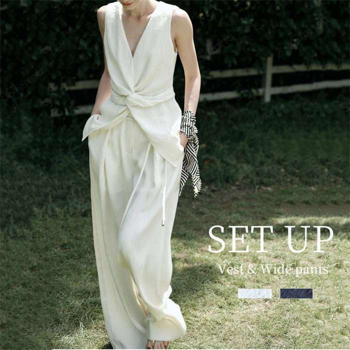メーカー希望小売価格はメーカーカタログに基づいて掲載していますサイズ（CM）Vest SIZE【S】着丈68　バスト90　肩幅31【M】着丈69.5　バスト94　肩幅32【L】着丈71　バスト98　肩幅33Pants SIZE【S】総丈104　ウェスト66　ヒップ94　【M】総丈106　ウェスト70　ヒップ98　【L】総丈108　ウェスト74　ヒップ102　モデル SIZE【M】サイズは平置き、メジャー採寸を行っております。1-3cmの誤差がある場合があります。予めご了承下さいませ。セットアップ レディース きれいめ 夏 春 秋 パンツドレス パンツスーツ ジレ ノースリーブ しわ加工 2点セット ロング ロングパンツ ガウチョパンツ ワイド ハイウェスト ゆったり タンク 普段 デート 外出 旅行 夏休み お呼ばれ ママコーデ 20代 30代 40代 50代 大人ハンサム シワ加工 ベスト & ワイドパンツ 上下セット 上下 薄手 涼しい 大きいサイズ S/M/L ホワイト ブラック 白 黒 春夏 春秋 演奏会 謝恩会 披露宴 お食事会 結婚式 送料無料 ♪