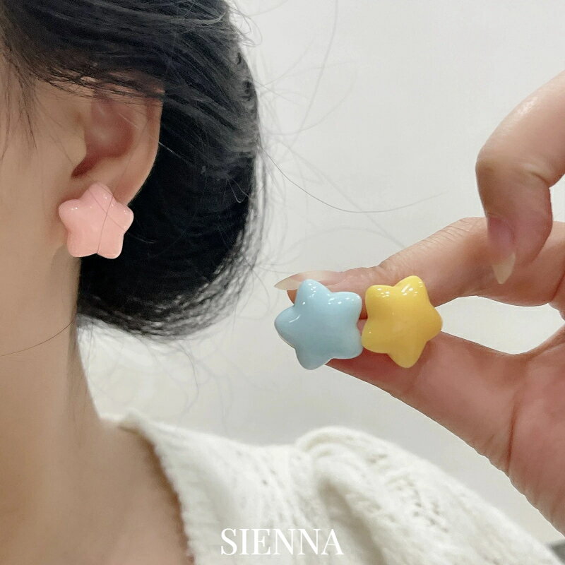 Rakuten - スター ピアス レディース シンプル 上品 きれいめ 大人 女性 高見え 華奢 小ぶり 軽量 揺れる デザイン デイリー 普段使い 通勤 オフィス OL デート お出かけ カジュアル フォーマル 結婚式 パーティー 入学式 卒業式 20代 30代 40代 50代