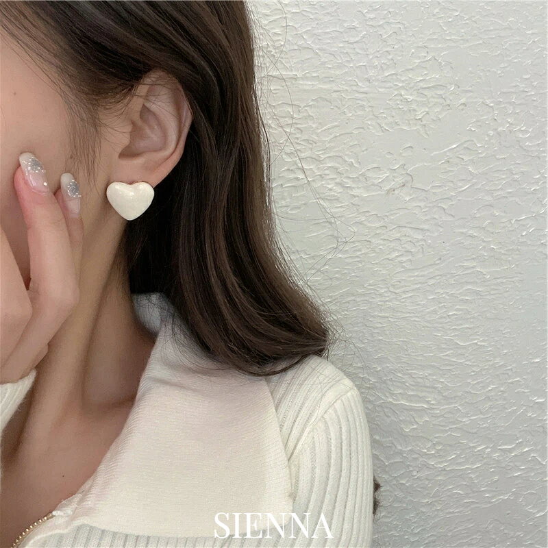 Rakuten - ハート ピアス レディース シンプル 上品 きれいめ 大人 女性 高見え 華奢 小ぶり 軽量 揺れる デザイン デイリー 普段使い 通勤 オフィス OL デート お出かけ カジュアル フォーマル 結婚式 パーティー 入学式 卒業式 20代 30代 40代 50代