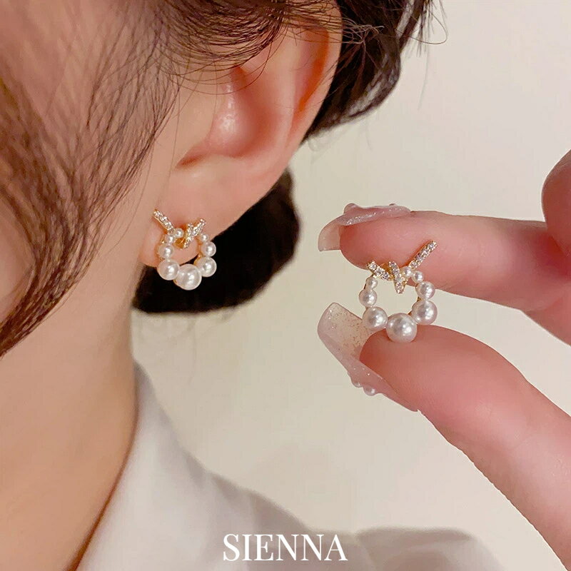 Rakuten - パール ノット ピアス レディース シンプル 上品 きれいめ 大人 女性 高見え 華奢 小ぶり 軽量 揺れる デザイン デイリー 普段使い 通勤 オフィス OL デート お出かけ カジュアル フォーマル 結婚式 パーティー 入学式 卒業式 20代 30代 40代 50代