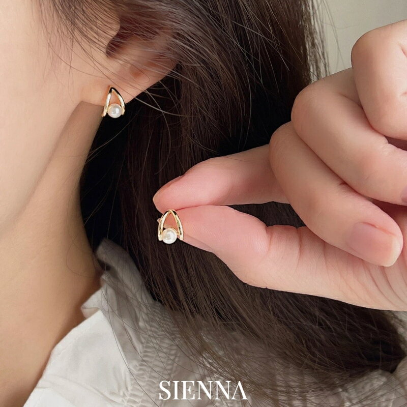 Rubellite - パール トライアングル ピアス レディース シンプル 上品 きれいめ 大人 女性 高見え 華奢 小ぶり 軽量 揺れる デザイン デイリー 普段使い 通勤 オフィス OL デート お出かけ カジュアル フォーマル 結婚式 入学式 卒業式 20代 30代 40代 50代