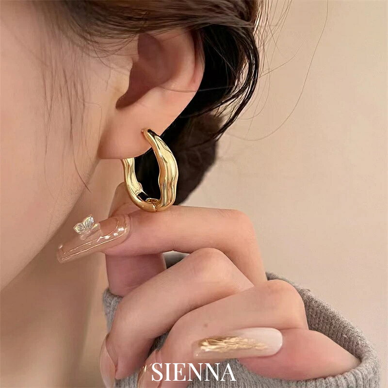 Rakuten - フープ ピアス レディース シンプル 上品 きれいめ 大人 女性 高見え 華奢 小ぶり 軽量 揺れる デザイン デイリー 普段使い 通勤 オフィス OL デート お出かけ カジュアル フォーマル 結婚式 パーティー 入学式 卒業式 20代 30代 40代 50代