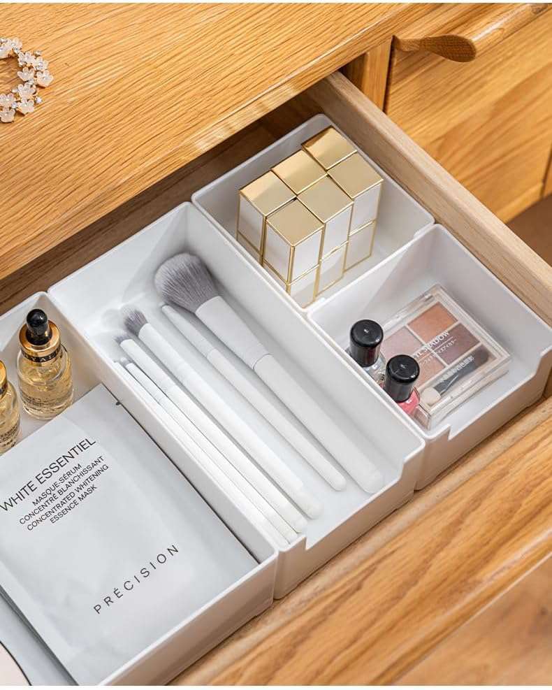 　　　 -------商品詳細------- 【分類収納】化粧品 ジュエリー 文房具などの小物は デスクトップ環境を整理し 必要なものを簡単に見つけることができます 引き出しのデザインはアクセスしやすく 高めの脚のデザインは 効果的に摩耗や引き裂きを減らすことができ 狭いスペースをフルに活用することができ デスクトップの占有を節約します 【シンプルで美しい】シンプルで寛大な長方形のデザインと純粋な白の配色を採用し 新鮮でエレガントなスタイルは 様々なデスクトップ環境やグと一致することができ 視覚的によりきちんと整然としたストレージを作る ミディアムサイズは デスクトップスペースを占有しない 日常使用領域に配置するのは簡単です 【高品質素材】無毒で環境に優しいABSプラスチック材料で作られ 耐久性があり 表面は滑らかで鋭くなく 安全で信頼できます 分解が簡単なモジュラーデザインを採用し 清掃とメンテナンスが簡単で 収納ボックスをすっきりと清潔に保ちます 【マルチシーン対応】家庭 オフィス 寮など様々なデスクトップ環境で使用でき 化粧品 ジュエリー 文房具などの小物の整然とした収納スペースを提供し さまざまな使用シーンのニーズに応えます 【使いやすさ】引き出しのデザインは アイテムの出し入れが簡単で 透明な半透明のデザインは ボックスの中身をはっきりと見ることができ 使用の利便性を向上させます 底上げされた滑り止めのデザインは 積み重ねても転倒しにくく より安全で安定した使用ができます説明 【商品名】 引き出し収納 ●化粧品の仕分けと整理整頓 ●引き出しのデザインで 物の出し入れが簡単 ●環境に優しい材料で作られ 安全で耐久性がある 【製品詳細】 1 デスクトップ化粧品分類オーガナイザー 純粋な白いエレガントなデザイン キッチン ベッドルーム バスルームなどに適しており 省スペース 自由な積み重ねの組み合わせは ストレージをよりきちんと整頓します 2 引き出しコンパートメントオーガナイザー 直角スタッキングデザイン U字型の開口部は ピックアップするのは簡単です 3 化粧品 ジュエリー 文房具などを効果的に分類・整理し デスクトップの整理整頓を改善し 使いやすさを向上させ 様々なデスクトップ環境に適しています 4 家庭 オフィス 寮などに適しており 化粧品 ジュエリー 文房具などの小物の日常的な収納や整理に適しており 特に女性グループに愛されている 5 シンプルでボリューム感があり 中型 環境に優しく無害 安全で健康的 掃除やメンテナンスが簡単で ドレッサー ドレッサー デスクなどのデスクトップスペースに最適です 【親切なヒント】 1 キッチン 寝室 バスルームなど様々なシーンに適しています 2 のABS材料で作られ 汚れにくく 掃除がしやすく 安定していて転倒しにくい 3 底上げされた滑り止めの設計 使用すること便利 4 自由な積み重ねと組み合わせ 狭いスペースの合理的な使用 ※※※ 私たちのチームは、年中無休でご質問にお答えしています ※※※