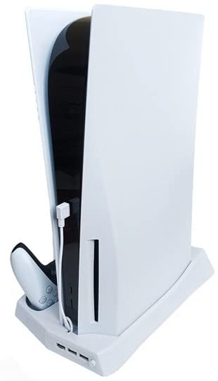 ・適合機種:PlayStation5 (CFI-1000A01、CFI-1000B01) ・色:ホワイト ・スタンドサイズ:幅19.5cm×長さ35.0cm×厚さ3.5cm ・機能:USB2.0ハブ3ポート搭載 ・機能:コントローラー充電スタンド2台分 ・機能:充電状態確認用LEDライト搭載 ・機能:冷却ファン2基搭載(ON/OFFスイッチ付き) ・接続端子:USB端子(L字型プラグ)