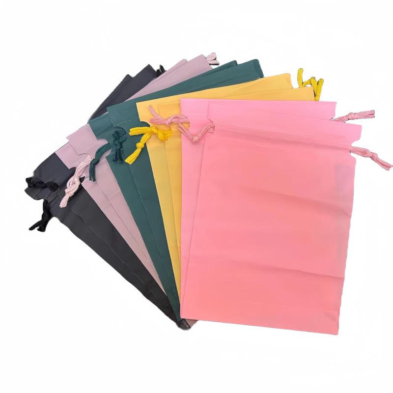 ビニール 防水収納ポーチセット 巾着袋 引きひも袋 小物入れ 靴袋 旅行用ポーチ多功能収納：この防水収納ポーチセットには、ビニール巾着袋、引きひも袋、小物入れ、靴袋、旅行用ポーチが含まれています。旅行やアウトドア活動に最適です。防水＆耐久性：新素材EVAを使用し、防水性と耐久性が向上しました。サウナや温泉でも安心して使用できます。素早いアクセス：引きひも付きのポーチは、収納物に簡単にアクセスできます。衣類、靴、下着、水着など、すべてのアイテムを整理することができます。きれいな収納：防カビ、抗菌処理が施されており、アイテムを清潔に保ちます。さらに、畳んで収納できるため、かさばることもありません。無地デザイン：シンプルでスタイリッシュな無地デザインは、男女問わず使いやすいです。アウトドアスポーツやビジネス旅行など、あらゆるシーンに対応します。