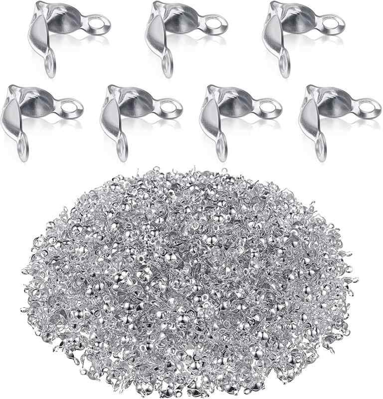 ボールチップ 金具 カシメ玉（つぶし玉） 付き 約8mm 玉約2mm ヒモ留め 約400組 ハンドメイド アクセサリー パーツ ビーズ 手芸材料 ジュエリー DIY用セット：約400個素材：亜鉛合金サイズ：約8mm（玉約2mm）使用場合：テグス・ワイヤー・糸の端処理はコレでOKカン付きなので、他のパーツとの接続にも大活躍お好みの金具を取り付けてね。ジュエリー修復、手作りアクセサリー、ハンドメイド作品への飾り付け、DIYなど様々な用途にお使いいただけます。ブレスレット、ネックレス制作に便利なエンドパーツです，結び目が見えなくなるので、より洗練されたデザインに見えます。