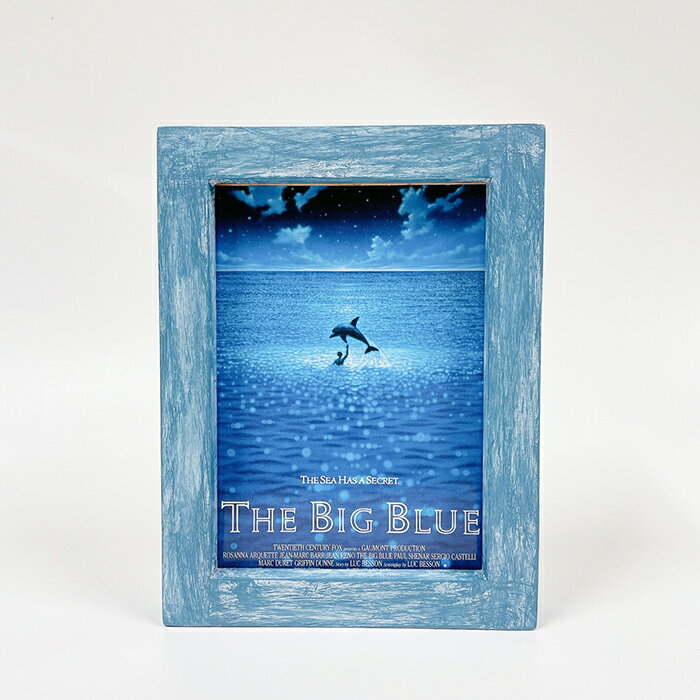 ■サイズ:約138×182ミリ ■厚さ：約29mm ■木製 ■白箱入り 【The Big Blue】/イルカ/のポストカードを額装いたしました。