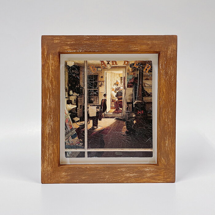 ■サイズ:約152×166mm ■厚さ：約29mm ■木製 ■白箱入り 【NORMAN ROCKWELL SHUFFLETON'S BARBER SHOP】ノーマン・ロックウェルのポストカードを額装いたしました。 メディウム加工（特殊ジェルで表面を加工）でボリューム感・高級感ある仕上がりになっています。 額の塗装も手作業による加工のため、1点1点異なる風合いをお楽しみ頂けます。