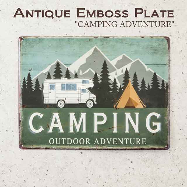 ブリキ看板 アンティークエンボスプレート［CAMPING ADVENTURE］