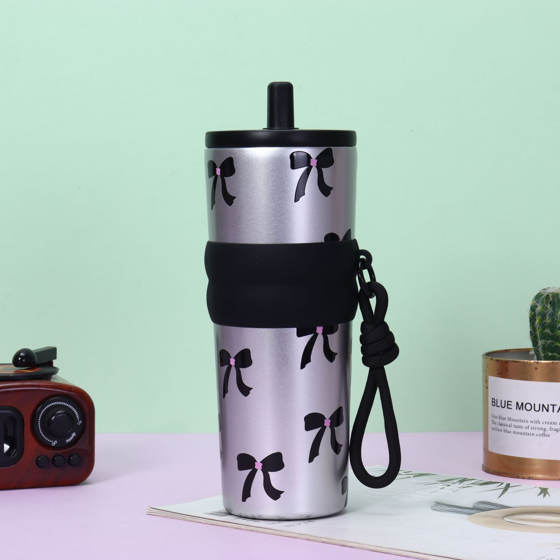 ストラップ付き 水筒 かわいい タンブラー おしゃれ ウォーターボトル マグボトル ストロー付き 持ち運び こぼれない ストロー付きタンブラー 蓋付き ストロー 蓋付きタンブラー 保温 蓋付き 大容量 710ml ステンレス 真空二重保温 漏れ防止 オフィス