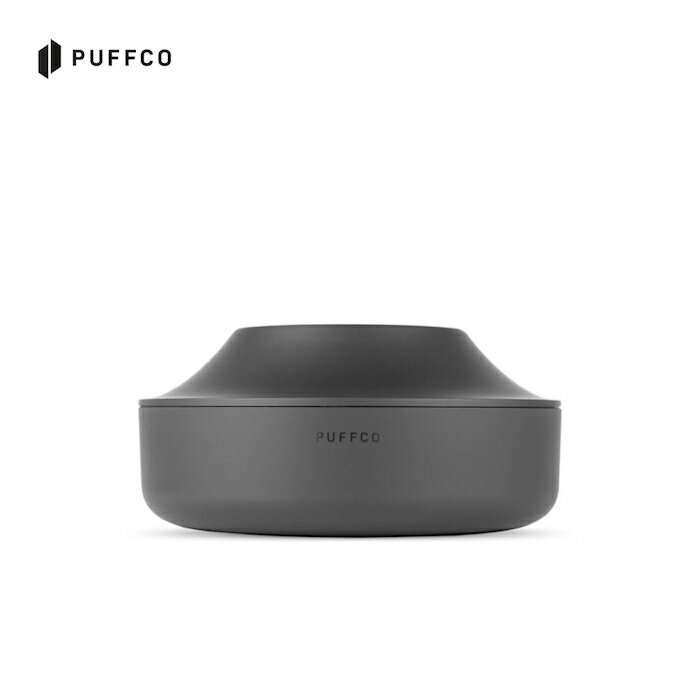 PUFFCO | パフコ PUFFCO PEAK PRO専用のバッテリーチャージャーです。 PEAK PROを常に充電してすぐに使えるようにアシストします。 また、ポータブルバッテリーとしても使うことができます。 - 仕様 - ・カラー : BLACK ・製造国 : USA - セット内容 - ・PEAK PRO POWER DOCK - 使用方法 - PUFFCO PEAK PROのバッテリー部分を置くだけで充電が開始します。 その他のPUFFCO商品はこちらから