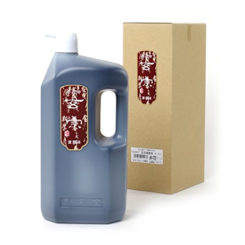 濃墨液/2000 ml/12007・パッケージ個数:1・【玄宗】 固形墨の持つ書き味、暢び、紙への浸透性・表具性をすべて備えた液体墨として開発されたシリーズ・【墨色】 紫紺系の純黒・【種類】 鉱物性直火焚松煙墨 ／ 合成糊使用・【固形分】 18.5%・【本体サイズ】 131×95×286mm固形墨の持つ条件、書き味・暢び・紙への浸透性・表具性をすべて備えた液体墨。 鉱物性直火焚煙の紫紺系の色調は、黒みの強さを表現。 暢びが良く書きやすい液体墨で、低温時の粘度変化も少なく、年間を通して安定した流動性を保つ。 各濃度での漢字・調和体の練習・作品作りに適している。 固形墨以上の表具性がある。