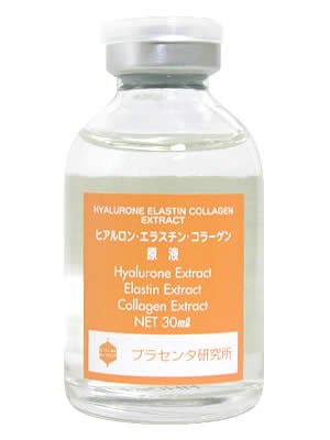 ・クリア 30ミリリットル (x 1) ・商品サイズ (幅×奥行×高さ) :34mm×34mm×69mm・原産国:日本・内容量:30ml商品紹介 開封後は冷蔵庫で保管し、3ヶ月以内にお使いください。 「たるみ」「乾燥」に 潤い・ハリを与える原液 肌の三大美容成分と呼ばれる、ヒアルロン酸、エラスチン、コラーゲンの原液。保湿成分のヒアルロン酸を2種類配合し、肌の若さを保つ潤い・ハリ・弾力に働きかける美容液です。悩める肌にすばやくなじみ、低分子ヒアルロン酸が潤し、高分子ヒアルロン酸がその潤いを抱え込むことで、ぷるんと弾む肌を育みます。また、コラーゲンが減少することで“地盤沈下した肌には、浸透性に優れたコラーゲンが肌深部をふっくらと整え、エラスチンが弾力感のある肌へと導きます。ゆるんだ肌ネットが張り直されていく感覚を実感してください。与えるたびに、ハリ・つやがアップして、日を追うごとにうるおいに満ちた肌へ導きます。 ご使用方法 1)洗顔後、手のひらに5円硬貨大程度を取ります。 2)手のひらでおしこむように、顔全体になじませます。・原材料・成分 水、BG、ヒアルロン酸Na、加水分解エラスチン、加水分解コラーゲン、サクシニルアテロコラーゲン、フェノキシエタノール