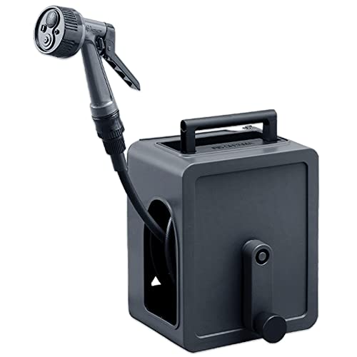 10mグレー/1)10m/FCH-10MP・Color:グレーStyle:10m・パッケージ個数:1・商品サイズ（cm）：幅約23.2×奥行約19.8×高さ約27.1 ／ 本体重量：約1.83kg ／ ホース内径：約8mm・蛇口適合サイズ：外形φ14〜18mm（蛇口口金は、水道栓が埋め込んである場合や、口が四角い・口がねじ式・口に泡沫、整流キャップが付いているタイプの蛇口には使用できません。その他にも取り付けられないものがありますのでご注意ください。瞬間湯沸器には使用しないでください。） ／ 水流パターン：キリ、カクサン、シャワー、ジェット・材質：［本体］ポリプロピレン、ABS樹脂［ホース］塩化ビニル樹脂シンプルなデザインと安定性のフルカバーコンパクトホースリール。 アクアガンホルダーとサイドホースホルダーで、よりコンパクトにスッキリ収納。 POINT．1：使い方自由2WAYタイプ 手持ち／手軽に持ち運べるので狭い場所での作業もラクラク。 据え置き／両手を使って作業ができます。 POINT．2：巻き取りスムーズ ハンドルを回すとスルスル収納、手を濡らさずにお片付け。 スムーズな巻取りストレスフリー。 スルスル巻き取れる秘密は「アーチ設計」。 アーチ状の巻き取り口がホースのねじれや偏りを防ぎます。 POINT．3：シンプルデザインのフルカバー 本体ホースを汚れから守るフルカバー仕様。 汚れや劣化を防ぎ、長くお使いいただけます。 POINT．4：軽量コンパクト コンパクトサイズなので、物置やベランダでも場所を取りません。 【4つの水流（キリ／カクサン／シャワー／ジェット）に切り替え可能】 手元のダイヤルでカンタン切り替え。 ガーデニングはもちろん、洗車や掃除に適した水流が選べます。 【手になじみ、握りやすいグリップ】 グリップを握るだけのカンタン散水。 握り加減で水量調整できます。 グリップをロックすると水を出し続けられるので、長時間の散水でも手が疲れません。 【ワンタッチで取り付け、取り外しが簡単】 付属の蛇口口金を水道口につなげておけば、ワンタッチコネクターで片手で取り付け／取り外しがラクラクできる。 （蛇口適合サイズ：外径φ14〜18mmまで） 【使用上の注意：ホースリール】 本製品は一般家庭の屋外園芸用ですので、業務用の使用は避けてください。 ご使用前には必ず、一度ホースをすべて引き伸ばし、水を通してからご使用ください。 屋内で使用しないでください。万一の水もれにより家財や住宅に損害を与えるおそれがあります。 ホースリールを通った水はにおいが付く場合があり、飲食等の使用に適しません。 子どもが乗ったりすると、思わぬ事故や破損の原因になりますので、十分ご注意ください。 傾斜のある場所や不安定な場所で使用すると、勝手に動き出すなど予期せぬ事故がおこる可能性があります。使用場所での安全性に十分ご注意ください。 接続が不十分なまま使用すると、ホースや部品が外れ、思わぬ事故の原因となりますのでご注意ください。 このホースリールは内径φ8mmのホースしか取り付けられません。（ホースの種類によっては、取り付けられないものがありますので、ご注意ください。） 不当な修理、改造による故障、破損に対する補償等は致しかねます。 直射日光の当たる場所で長時間保管すると、変色、変形、破損のおそれがあります。 【使用上の注意：アクアガン】 レバー部分で止水したまま放置せず、必ず蛇口を閉めてください。強度劣化により、ホースが破裂するおそれがあります。 放り投げたり、引きずったりしないでください。破損、水もれの原因になります。 冬期はホースから外し十分に水を切り保管してください。内部に水が残っていると、凍結し、破損するおそれがあります。 使用圧力は0.1〜0.7Mpa（1〜7kgf／cm2）に設定してありますので、ポンプなどによる加圧は避けてください。 火気の近くで使用したり、置いたりしないでください。 ヘッドやコネクター部等に砂などが入らないようご注意ください。目詰まりをおこし、使用できなくなるおそれがります。