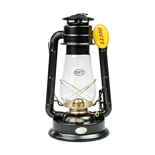 D80・黒金 50586・・Color:黒金Style:D80・(b)【仕様】(/b)(br) 【D80 仕様】 高さ:約 38cm 最大幅:約 20.4cm 重量:約 920g タンク容量:約 930cc 対応芯:21mm(7分芯) 明るさ:約 12 カンデラ 燃焼時間:約 26時間 素材:鉄、ガラス カラー:ブラック/ゴールド(黒金) JAN:4571574750586・【パッケージ寸法】 (約)200mm×200mm×385mm 初期不良等の交換にはパッケージが必要になります。・商品モデル番号: 50586・パッケージ重量: 1.24 kg1840年、照明器具メーカーとしてニューヨーク州ブルックリンで創業したR.E.DIETZ社。 創業以降、市場のニーズを満たす為、製造に関する先駆的な技術を開発することに注力し続け、数々の賞や特許を取得。 今でこそオイルランタンで有名なメーカーですが、1900年代前半は自動車照明業界の 主要メーカーにまで登り詰めたそうです。 生産コスト削減と市場シェアの拡大のため、1956年に工場をニューヨークから香港に移し、 更に1988年に香港から中国本土へ施設を移転。 手頃な価格でありながらも良質で信頼性の高いランタンを提供するというデイツの方針は ランタン業界で高い評価を得て、優れたブランド認知とイメージを確立してきました。 【#80】 D80 は「コールドブラストランタンの王」と称される存在感のある大型ランタンです。 同型D20ジュニアのフルサイズモデルとなり、明るさも燃焼持続時間も1段上になります。 バーナーはライジングコーン型を使用しており、芯のトリミングや着火が容易です。 7分芯を採用しているため、15W電球同等の光量を発します。 【ご注意】 ・タンクが満タンになるまで燃料を入れないでください。 ・燃焼効果を最大にするために、芯を定期的にカットしてください。 ・点灯したまま燃料の追加をしないでください。 ・ランタンを定期的にクリーニングすることで、最高の光量を維持できます。 ・ススの発生を防ぐため、芯は適切な高さに調整してください。 ・使用可能な燃料 白灯油(ケロシン) パラフィンオイル シトロネラオイル ガソリン(ホワイトガソリンを含む)及びアルコール燃料等は使用しないでください。 燃料となるオイルは当製品に含まれておりません。別途お求めくださいますようお願いいたします。